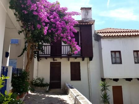 Spacious Traditional House - Heart of Town - Good Condition-1-Topos Real Estate