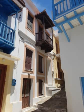 Spacious Traditional House - Heart of Town - Good Condition-3-Topos Real Estate