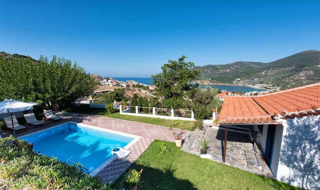 Villa with private pool, overlooking Skopelos Bay_Topos Real Estate_32567_02