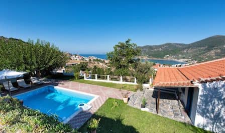 Villa with private pool, overlooking Skopelos Bay_Topos Real Estate