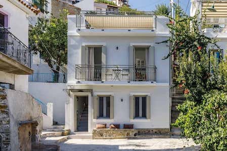 Modern-House-Fully-Equipped-at-the-Heart-of-Skopelos-Town_