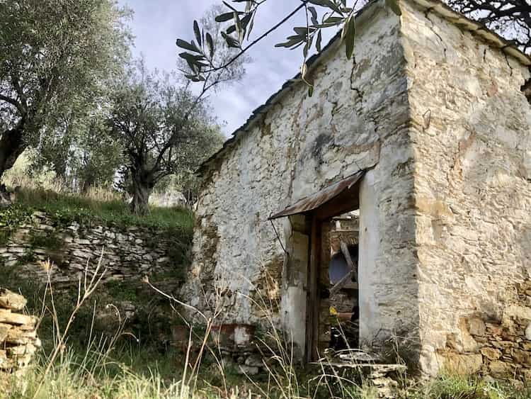 Old Farm House with Olive Grove and Sea Views_ToposRealEstate_32128_00008