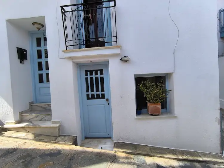 Traditional House with View at the Port of Skopelos_ToposRealEstate_32155_00003